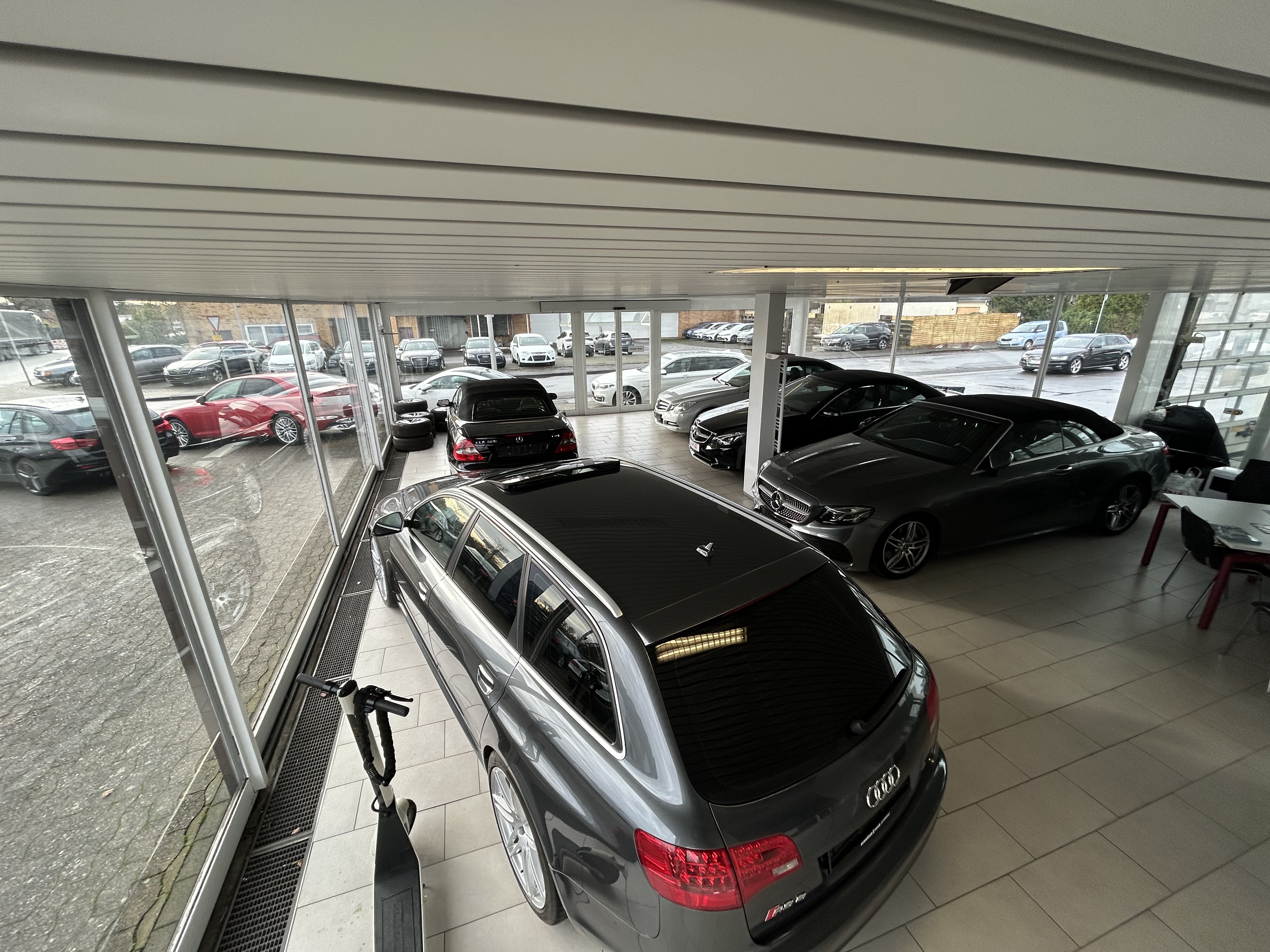 Showroom von Autohaus Toprak mit Fahrzeugen